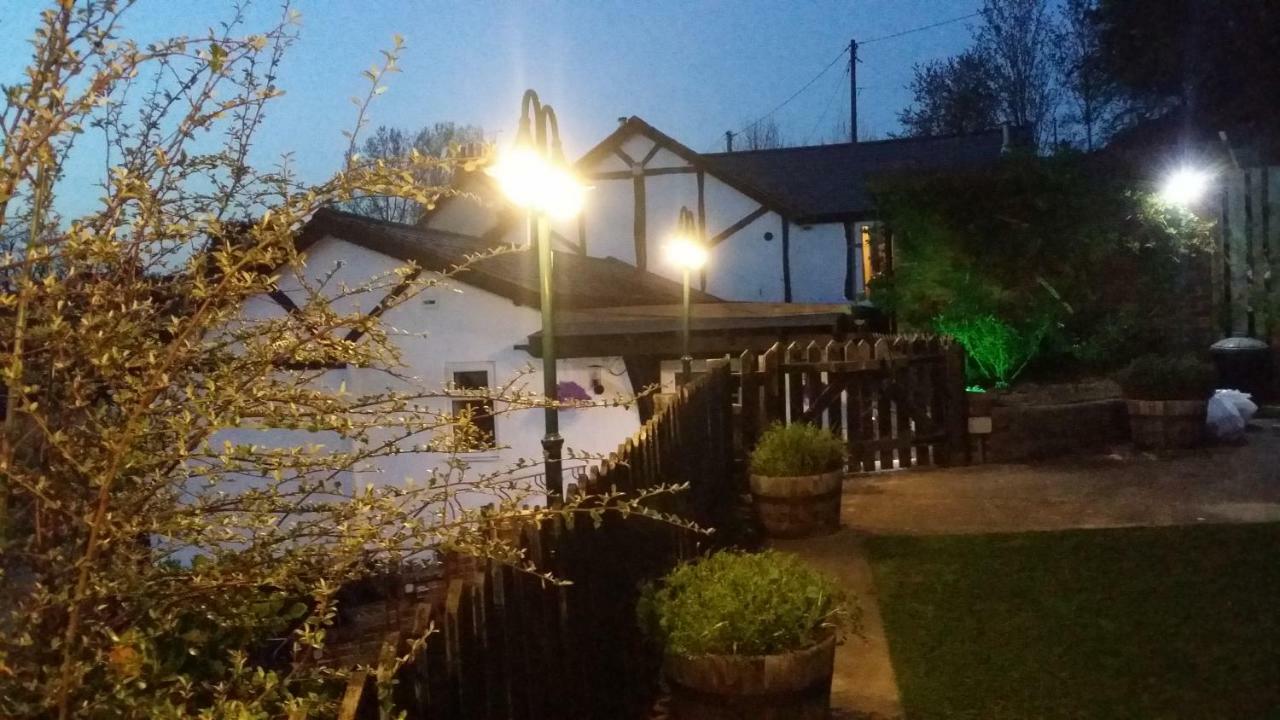 Welsh Row House Apartment Llandegla Luaran gambar